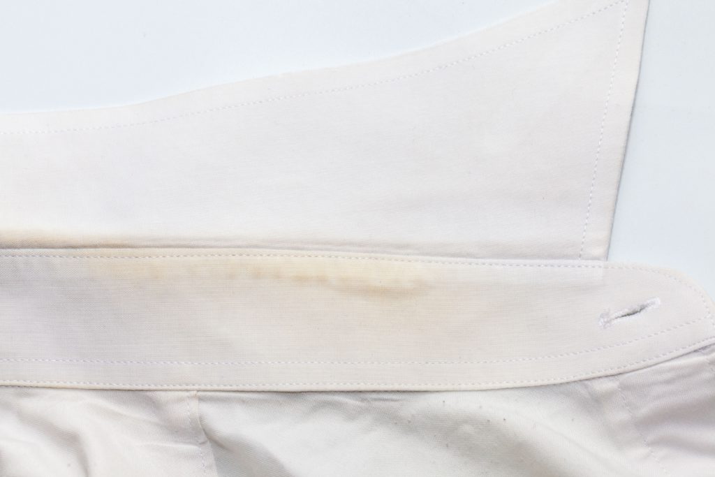 De kraag van een overhemd schoonmaken Driehoek Hoe maak ik gele boorden van een overhemd schoon